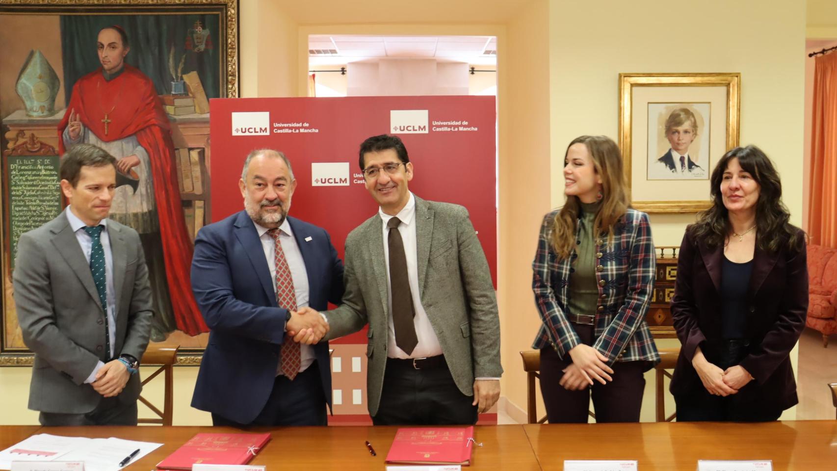 Firma del convenio. Foto: JCCM.