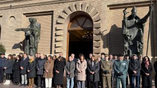 Minuto de silencio en el Ayuntamiento de Zaragoza.