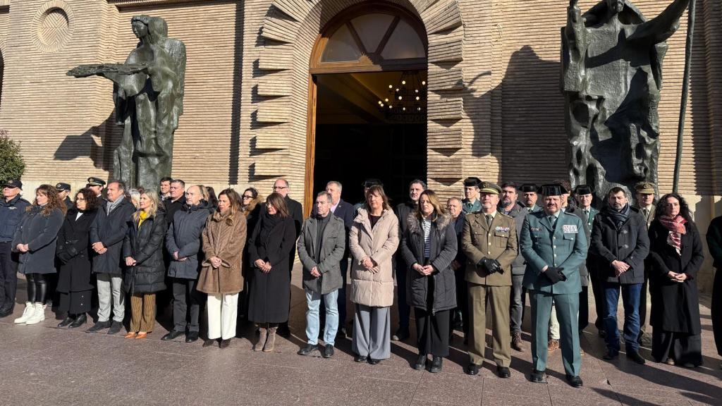 Minuto de silencio en el Ayuntamiento de Zaragoza.