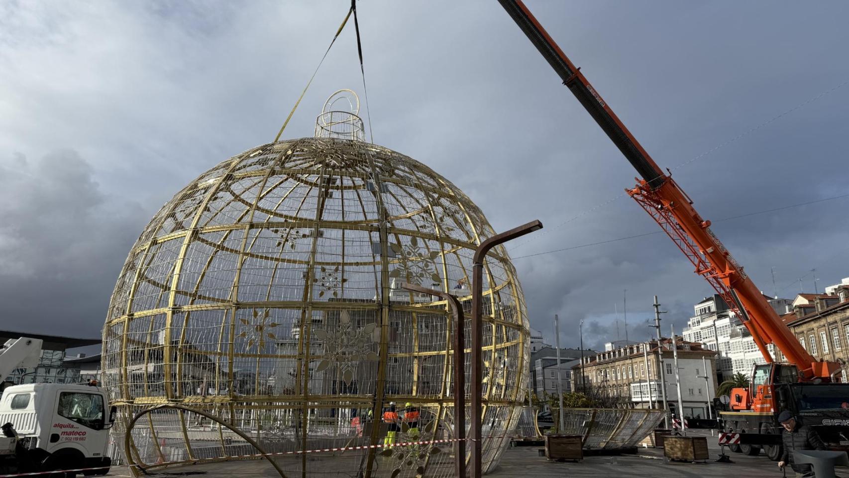 Comienzan a desmontar en A Coruña la bola de la Navidad 2025 ubicada en la Marina