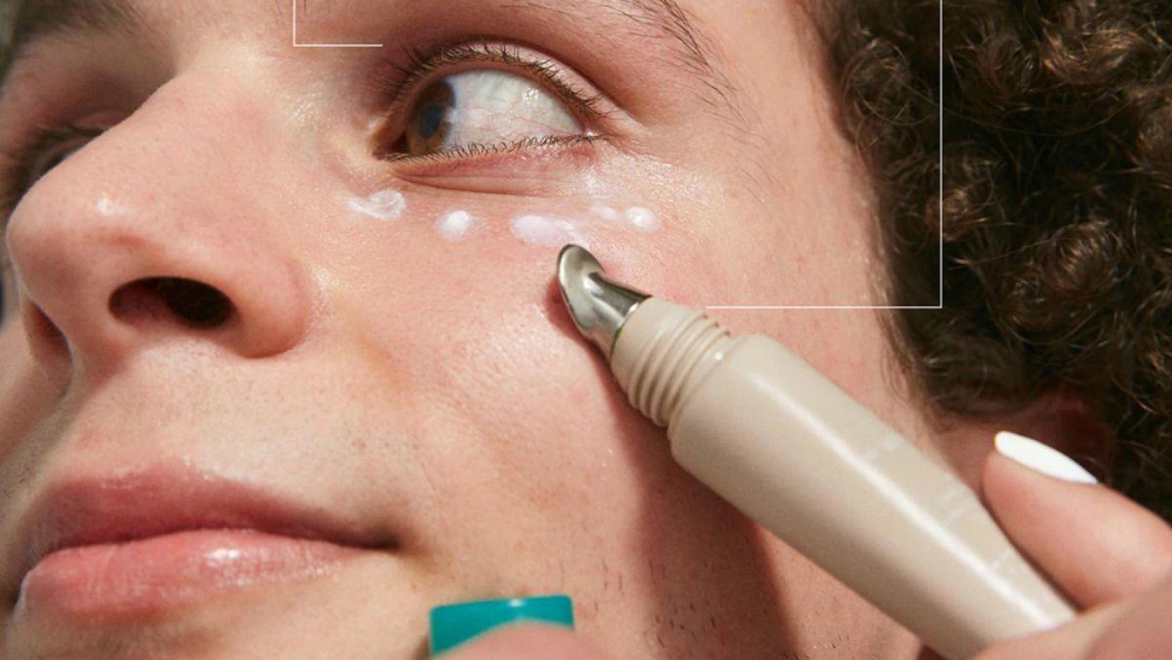 El contorno de ojos con cafeína y ácido hialurónico que refresca y reduce la hinchazón de los ojos por la mañana