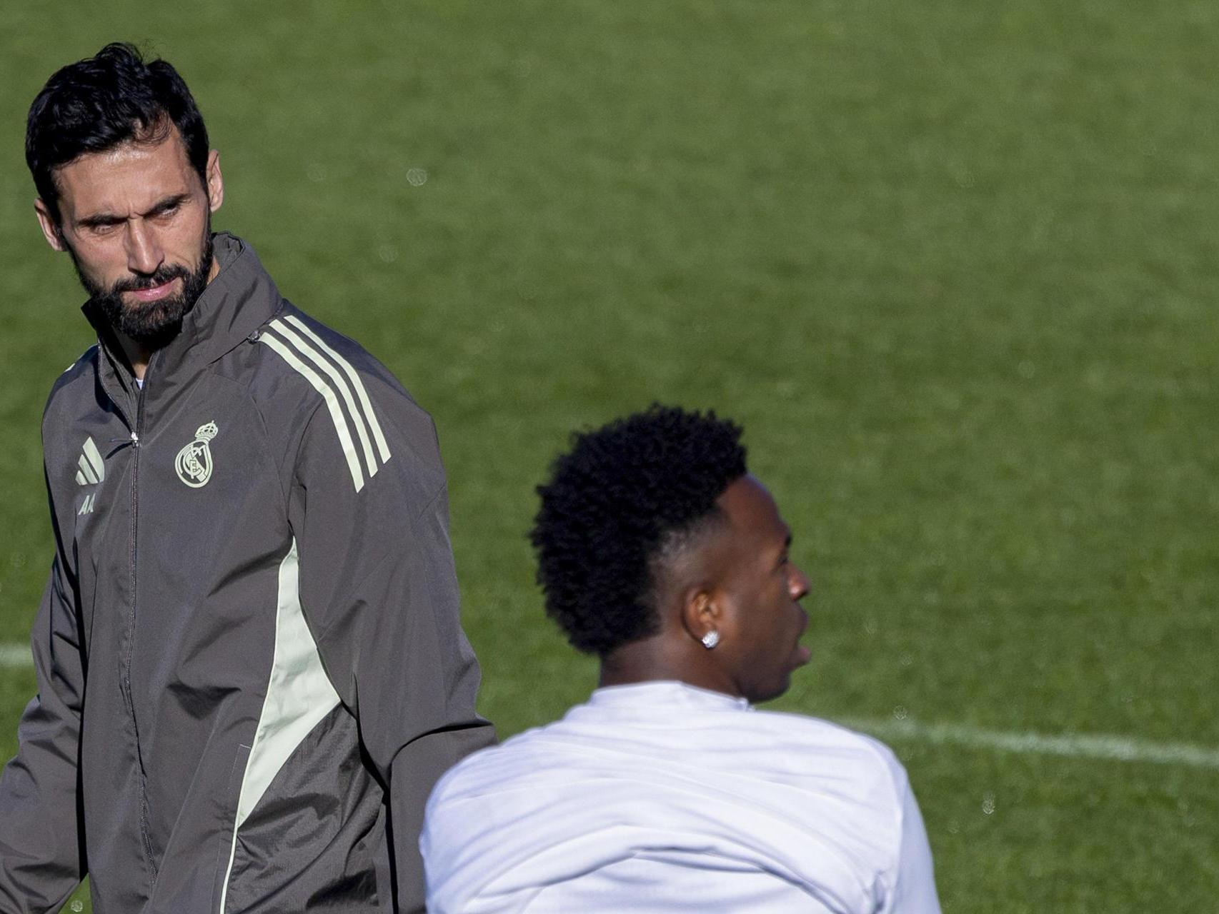 Álvaro Arbeloa, en el entrenamiento del Real Madrid con Vinicius