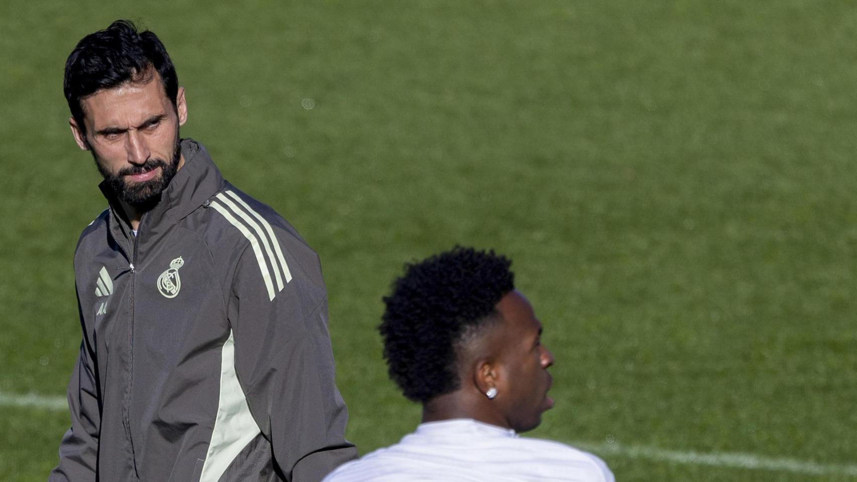 Álvaro Arbeloa, en el entrenamiento del Real Madrid con Vinicius