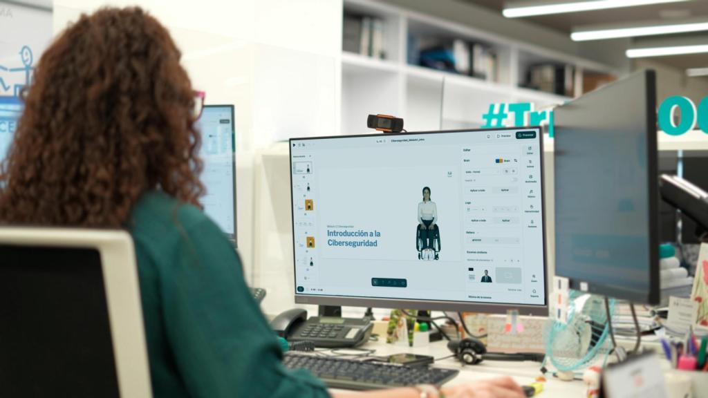 Una usuaria de COCEMFE utiliza la tecnología de la startup Vidext.