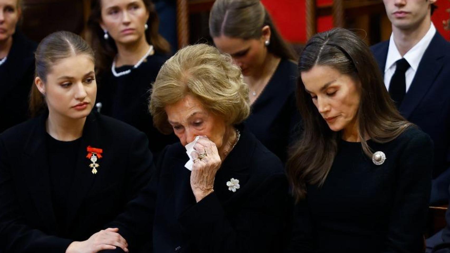 La reina Emérita, arropada por su nieta y Letizia durante el funeral.