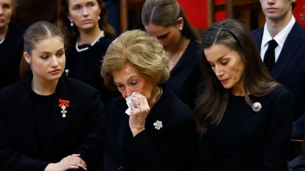 La reina Emérita, arropada por su nieta y Letizia durante el funeral.
