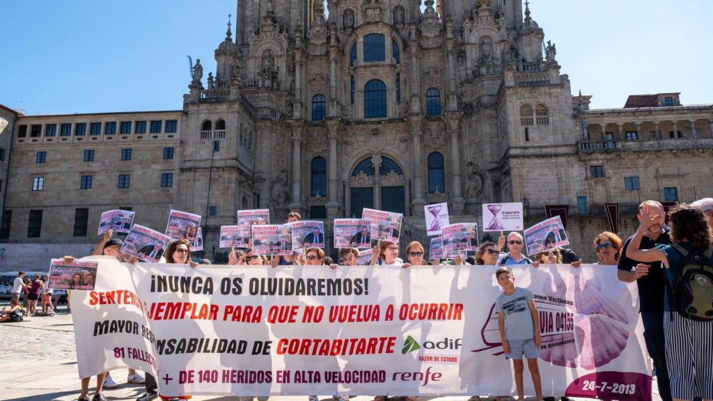Varias personas durante una concentración de las víctimas de Angrois el 24 de julio de 2024, en Santiago de Compostela