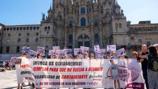 Varias personas durante una concentración de las víctimas de Angrois el 24 de julio de 2024, en Santiago de Compostela