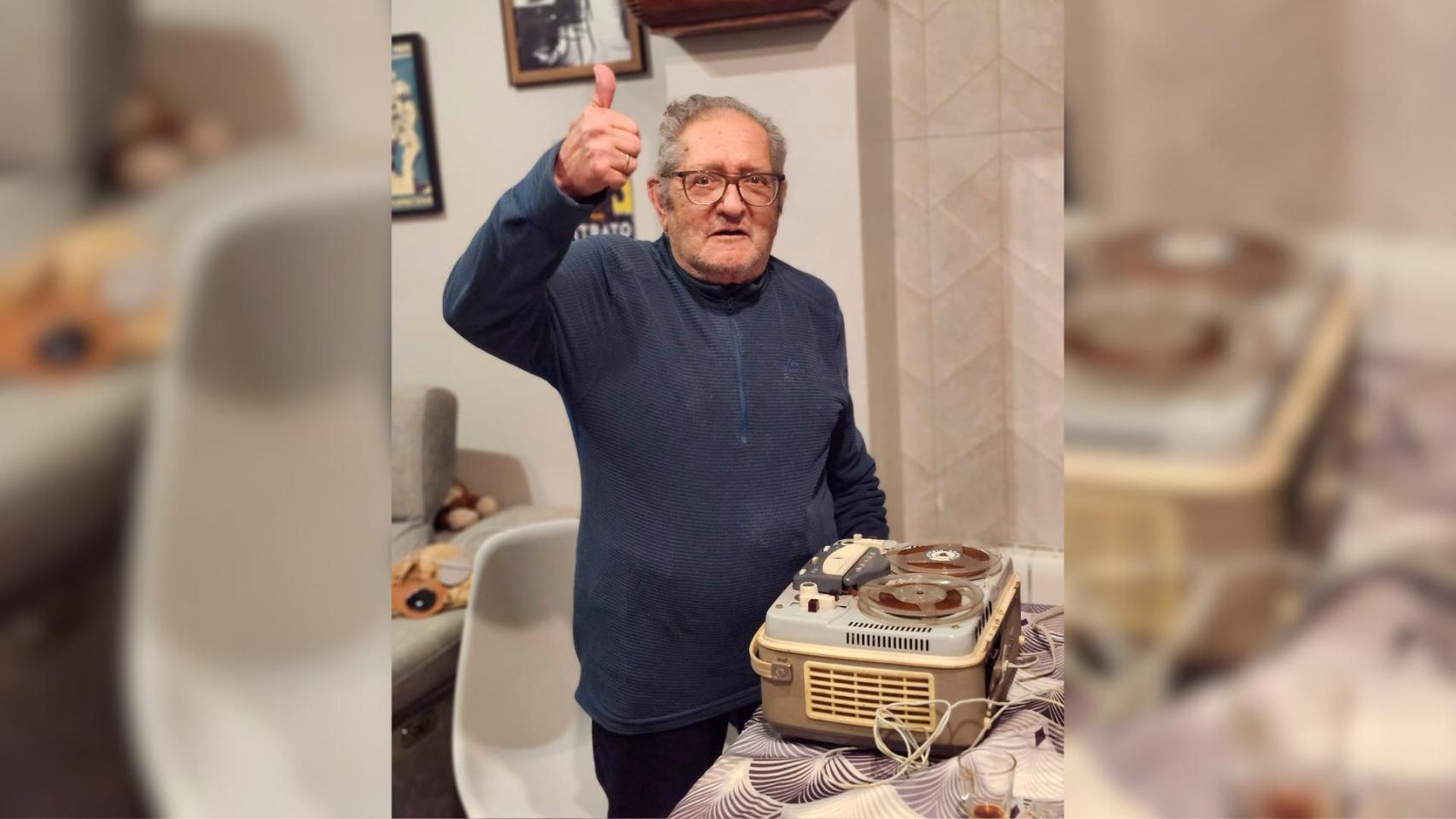 Juan Romero, el 'héroe' de las fotocopias. Efe / Amparo Romero