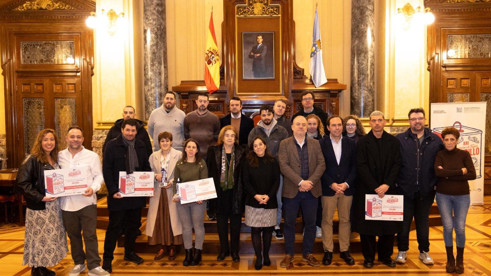 Foto de familia de los premiados.
