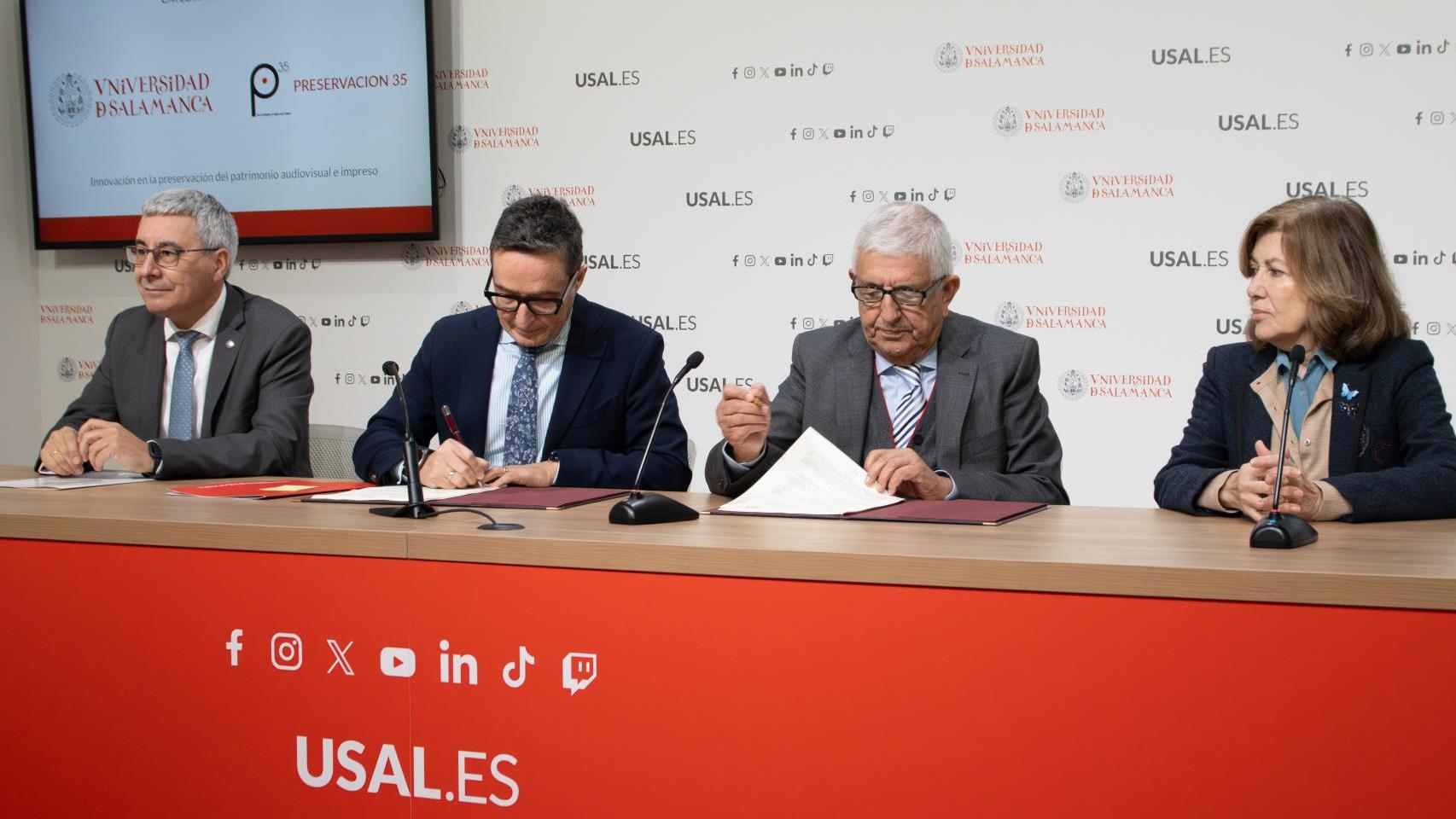 El rector de la Universidad de Salamanca, Juan Manuel Corchado, y el presidente de la empresa Preservación 35, Fernando Labrada, firmando el convenio