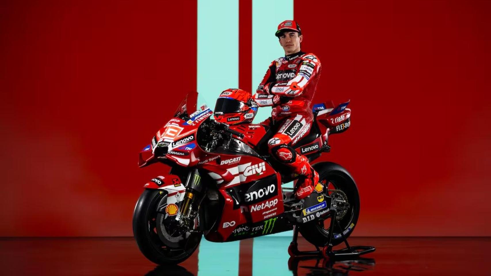 Marc Márquez posa con la nueva Ducati GP26.