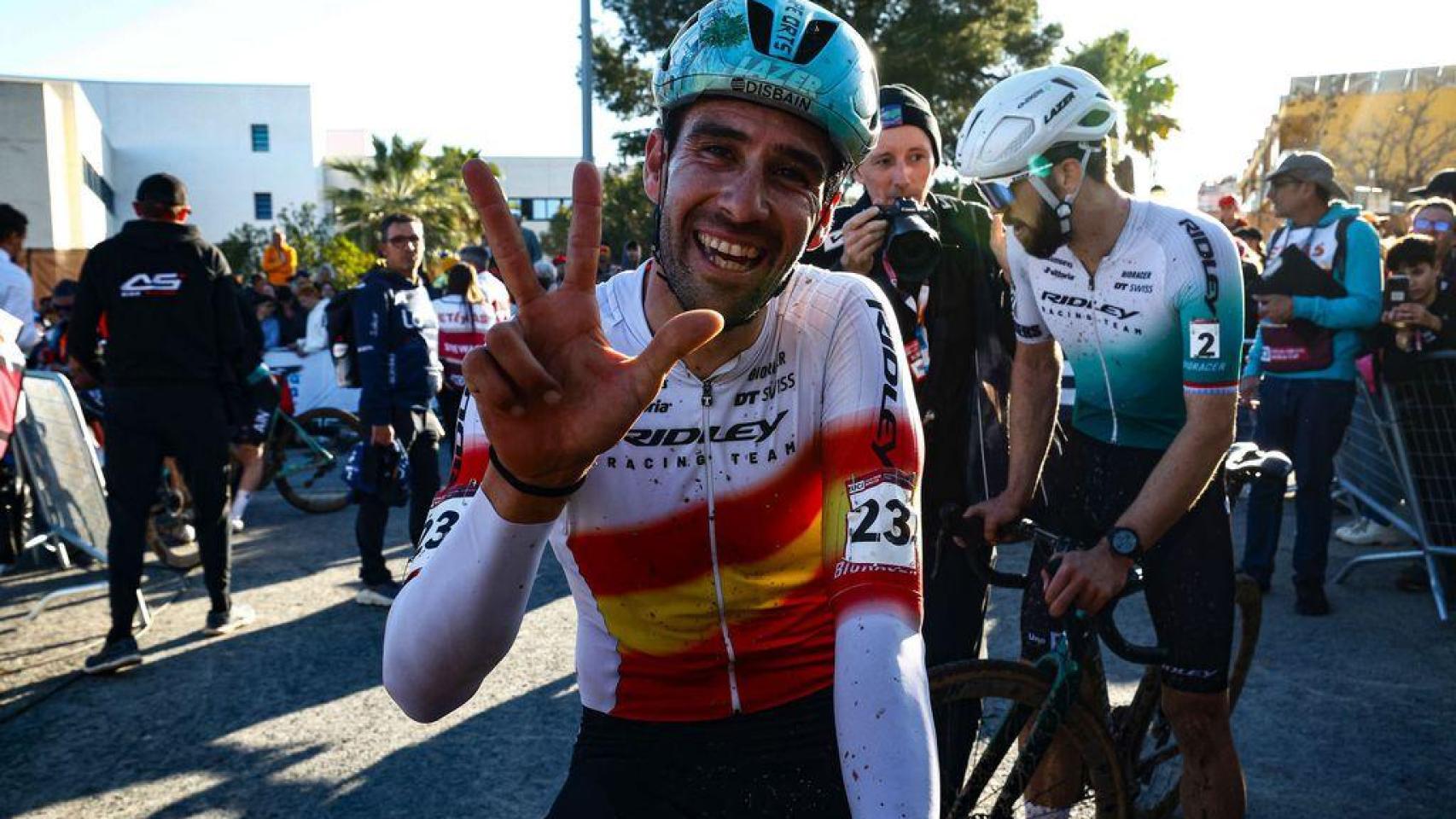 Felipe Orts celebra su tercer puesto en el ciclocross de Benidorm.