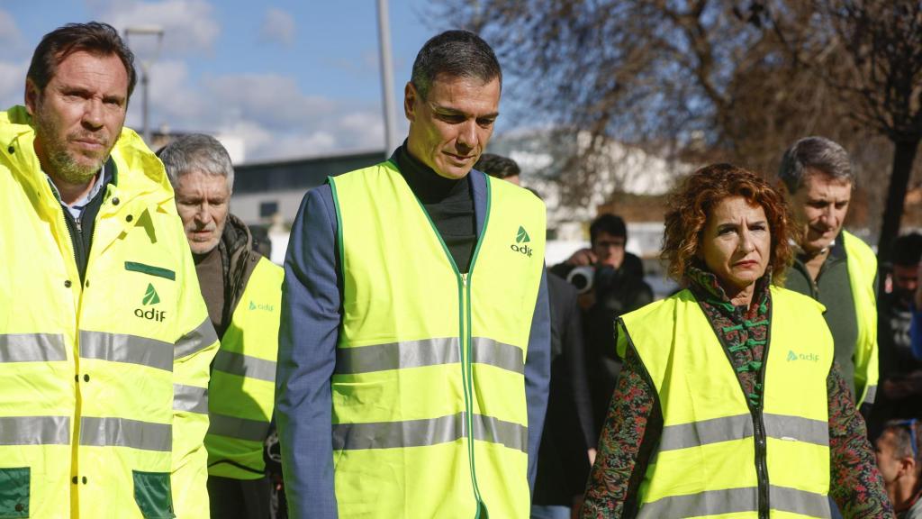 El presidente del Gobierno Pedro Sánchez (c) a su llegada a Adamuz, Córdoba, donde ha sido recibido por el ministro de Transportes Óscar Puente (i); la vicepresidenta primera del Gobierno, María Jesús Montero (d), y el ministro del Interior, Fernando Grande-Marlaska (2i).