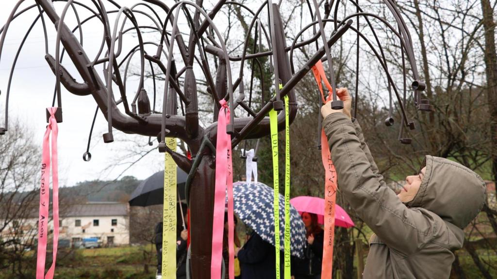 'El árbol de los recuerdos' en el parque canino de Renedo, en Piélagos, Cantabria.