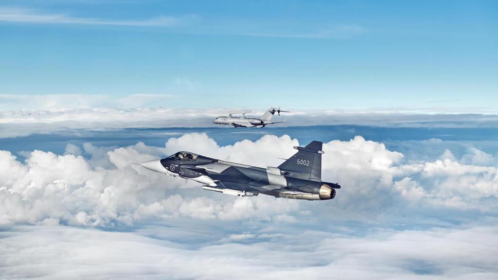 Gripen, en primer plano, con el GlobalEye de fondo