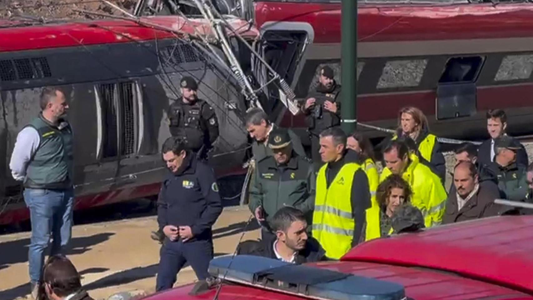 El presidente del Gobierno Pedro Sánchez en el lugar del accidente ferroviario en Adamuz, Córdoba, junto al ministro de Transportes Óscar Puente ; la vicepresidenta primera del Gobierno, María Jesús Montero, y el presidente de la Junta, Juanma Moreno.