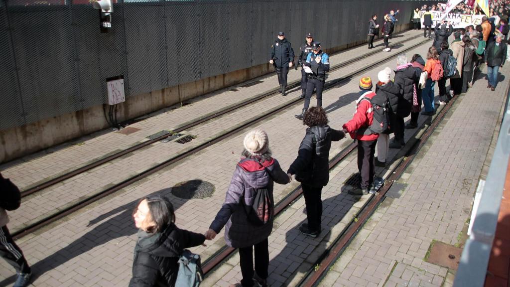 Imagen de la cadena humana formada en la manifestación por la vuelta de Feve a León este pasado domingo