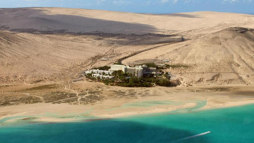 Vista aérea del hotel Paradisus Fuerteventura, junto a la playa de Sotavento de Jandía.