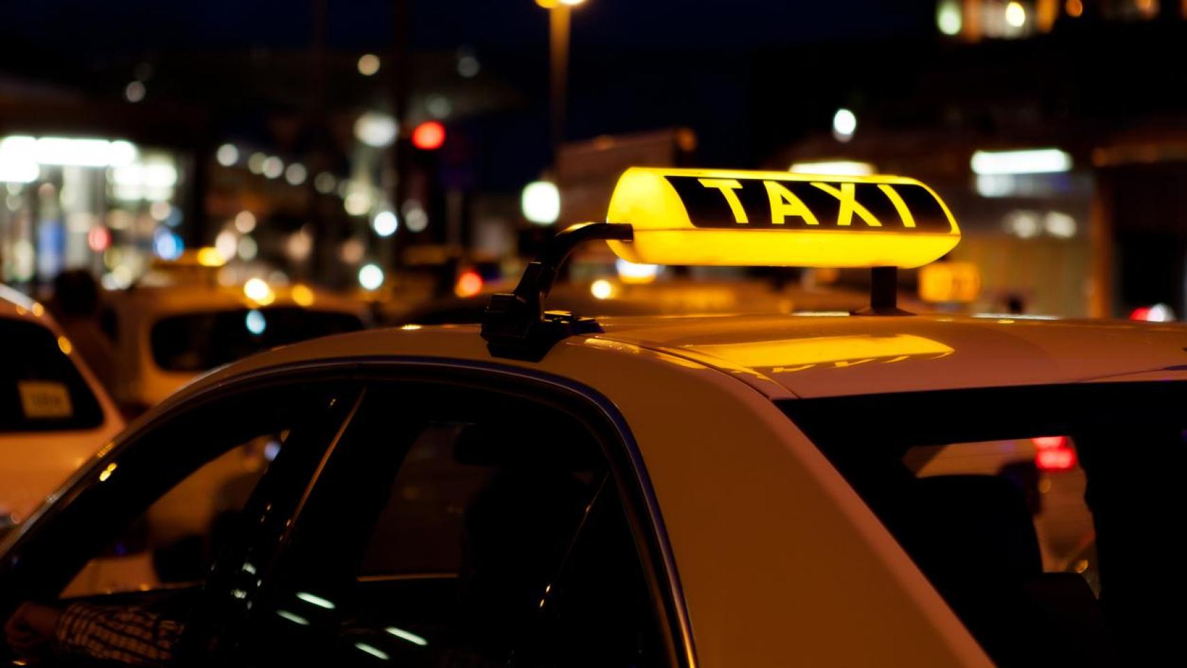 Imagen de archivo de un taxi en turno de noche.