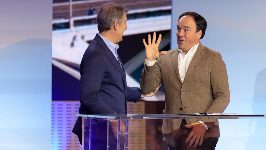 Alberto Núñez Feijóo y  Juanfran Pérez Llorca, juntos este domingo en Zaragoza. Efe / Javier Cebollada
