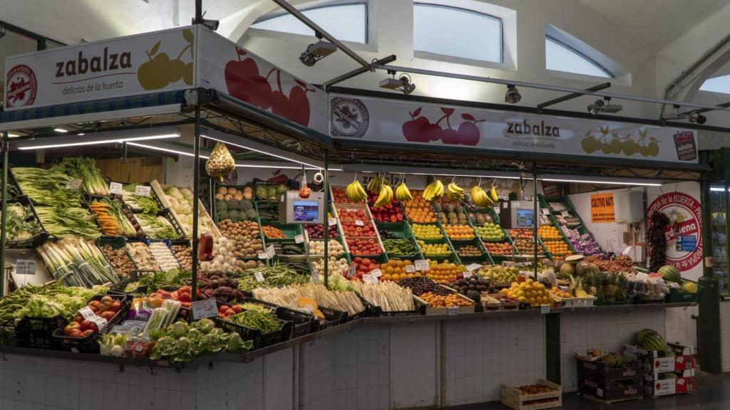 El mercado de Pamplona donde la huerta sigue a un paso y la compra se recoge en taquillas