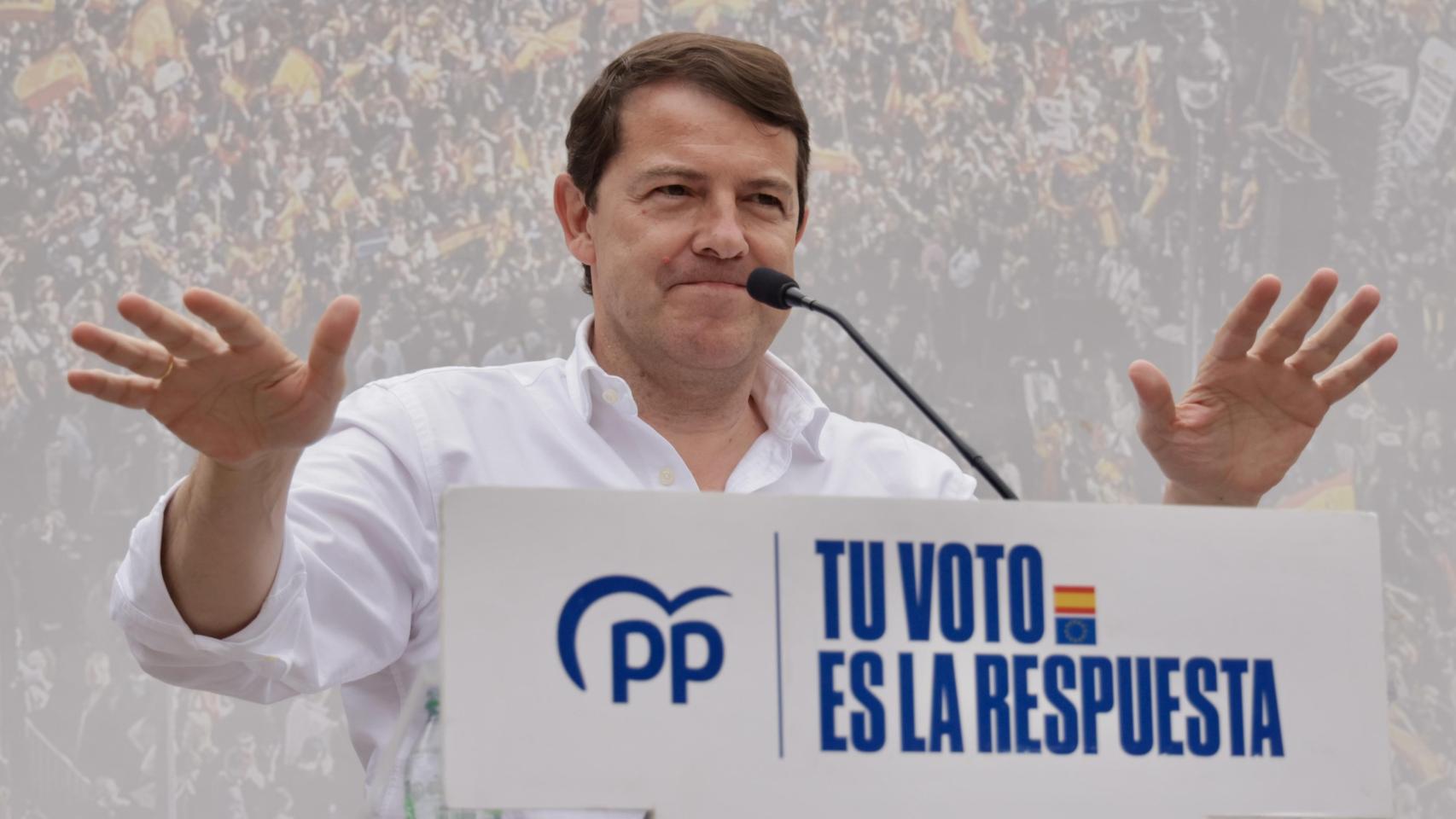 El presidente del PP de Castilla y León, Alfonso Fernández Mañueco cierra la campaña electoral en Salamanca con el presidente provincial, Carlos García Carbayo