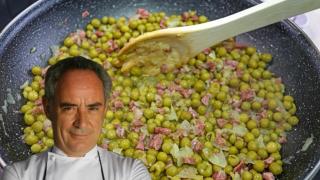 Ferran Adrià junto a un bote de guisantes.