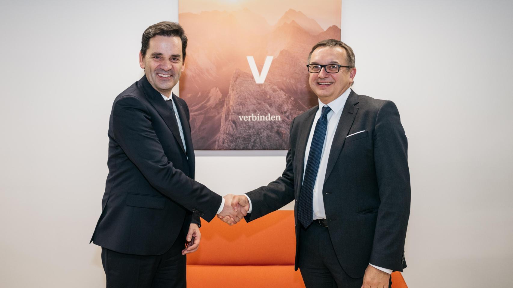 El consejero delegado de Verbund, Michael Strugl, y el consejero delegado de Nordex, José Luis Blanco, acordando la venta de 700 MW de eólica terrestre