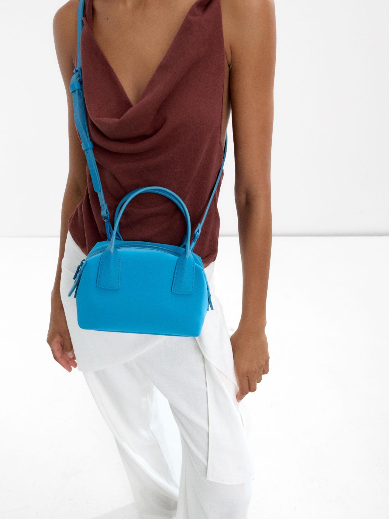 Bolso tote en textura suave con bandolera.