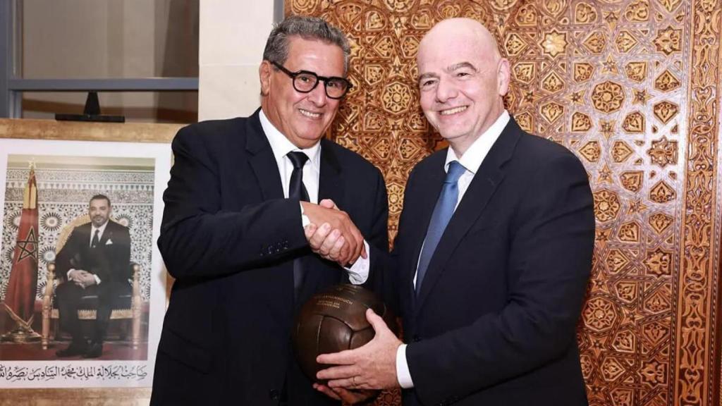 El presidente de la federación marroquí de fútbol, Fouzi Lekjaa, con el presidente de la FIFA, Gianni Infantino.