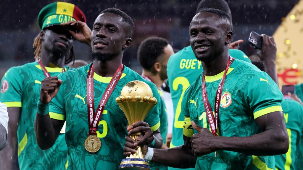Gueye y Mané, con la Copa Áfrico.