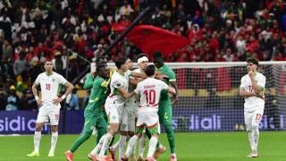 Los jugadores de Marruecos intentan separar a Andoulaye Seck y a Brahim Díaz.
