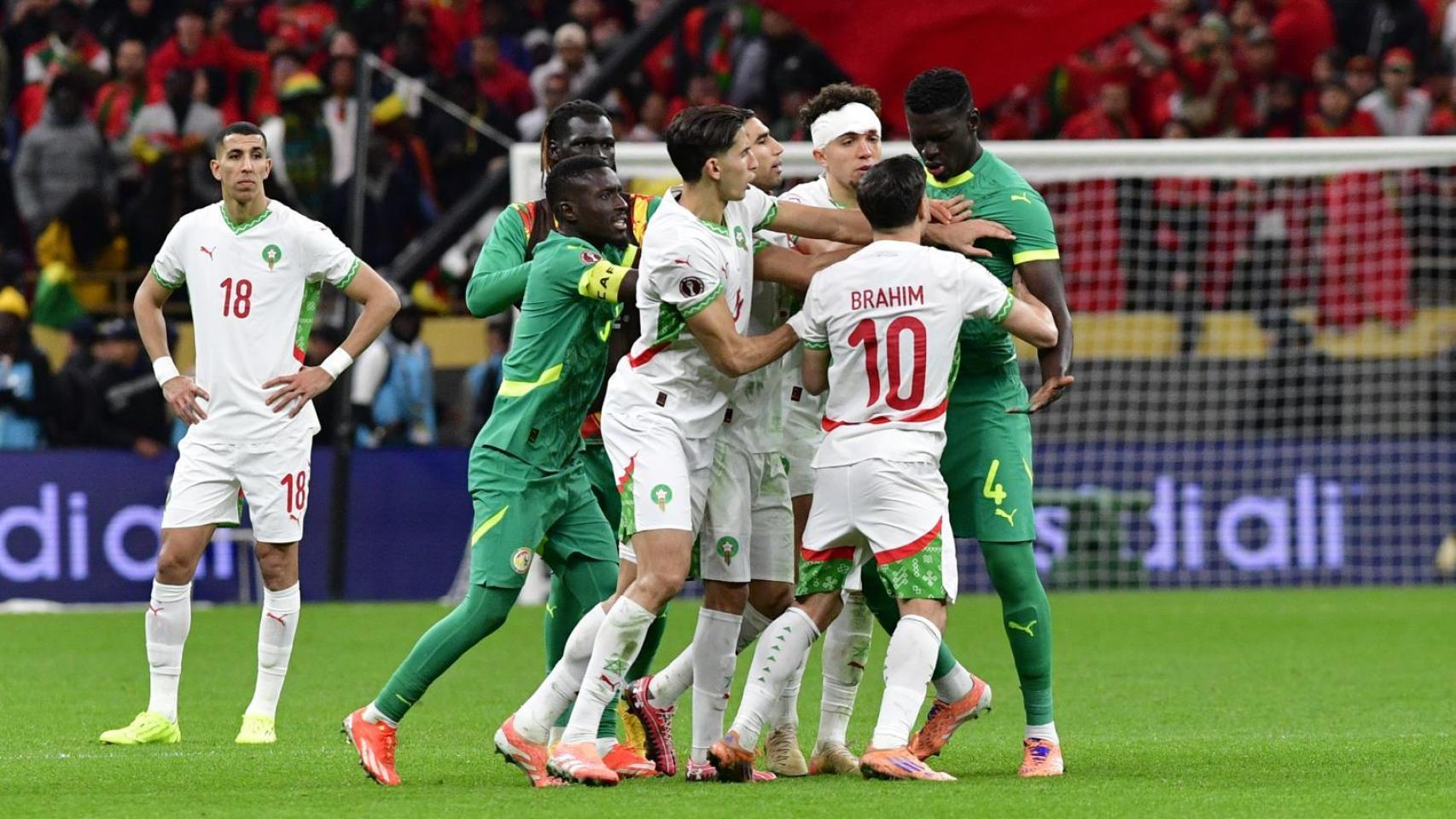 Los jugadores de Marruecos intentan separar a Andoulaye Seck y a Brahim Díaz.