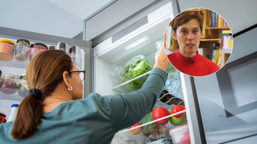 Una mujer revisando la comida en la nevera.