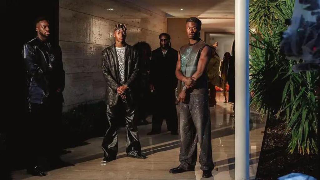 Los hermanos Nico e Iñaki Williams, junto con Camavinga, en el videoclip de Burna Boy.