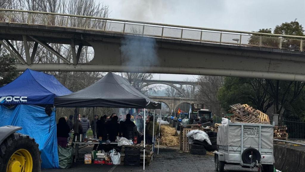 Tercer día consecutivo de protestas de ganaderos y agricultores en Ourense, que mantienen cortada la N-120.