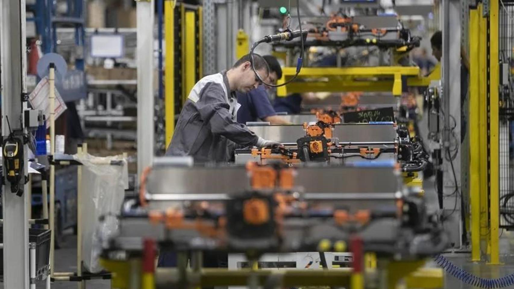 Vista de la cadena de montaje de baterías del Opel Corsa-e en la planta de Figueruelas (Zaragoza).