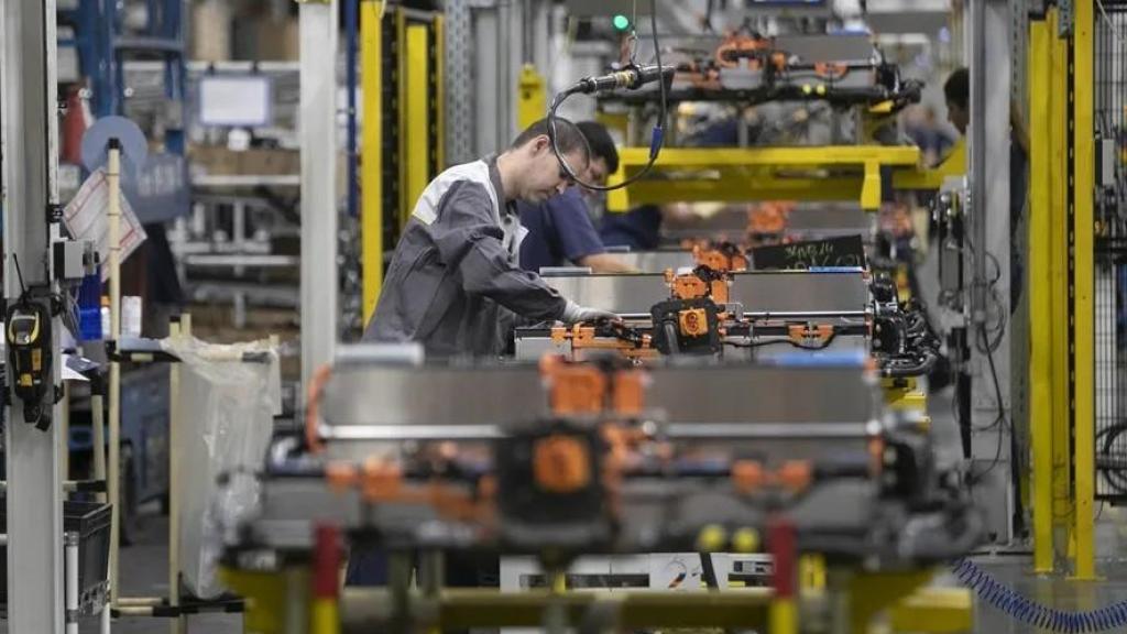 Vista de la cadena de montaje de baterías del Opel Corsa-e en la planta de Figueruelas (Zaragoza).