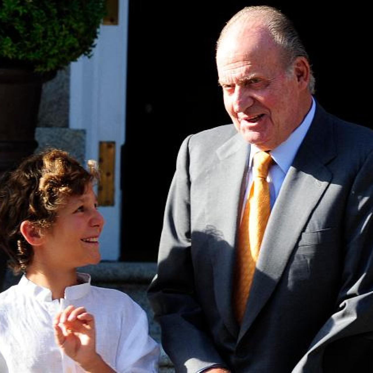 Abuelo y nieto, conversando, en una fotografía antigua.