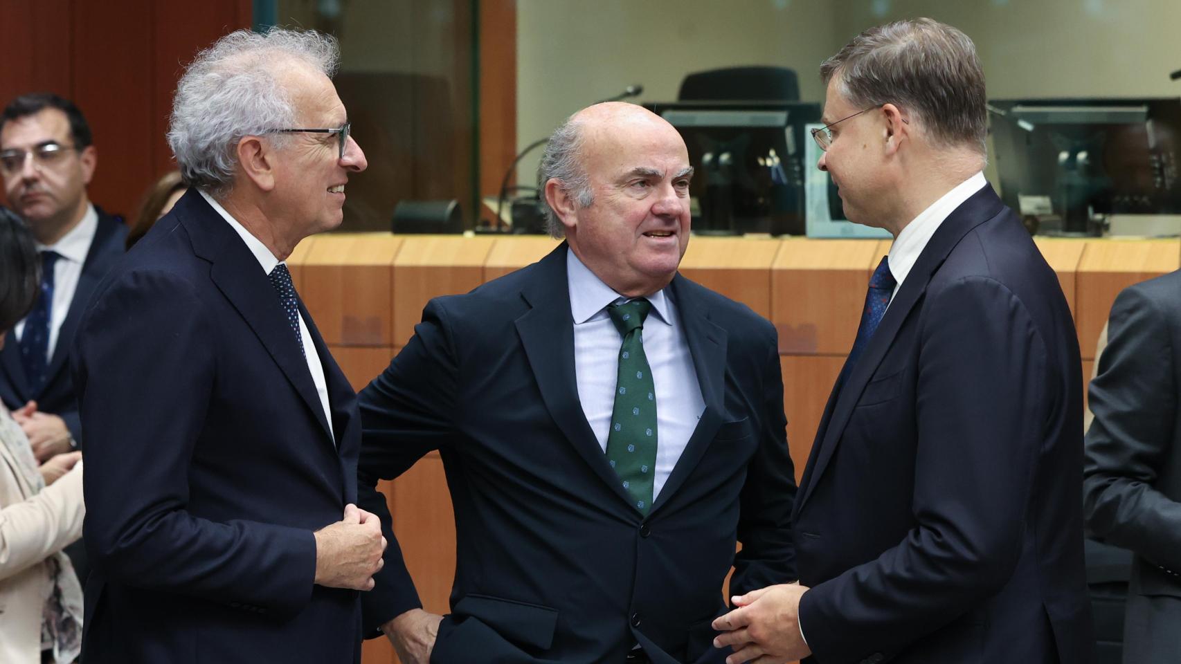 El vicepresidente saliente del BCE, Luis de Guindos, durante la reunión de este lunes del Eurogrupo