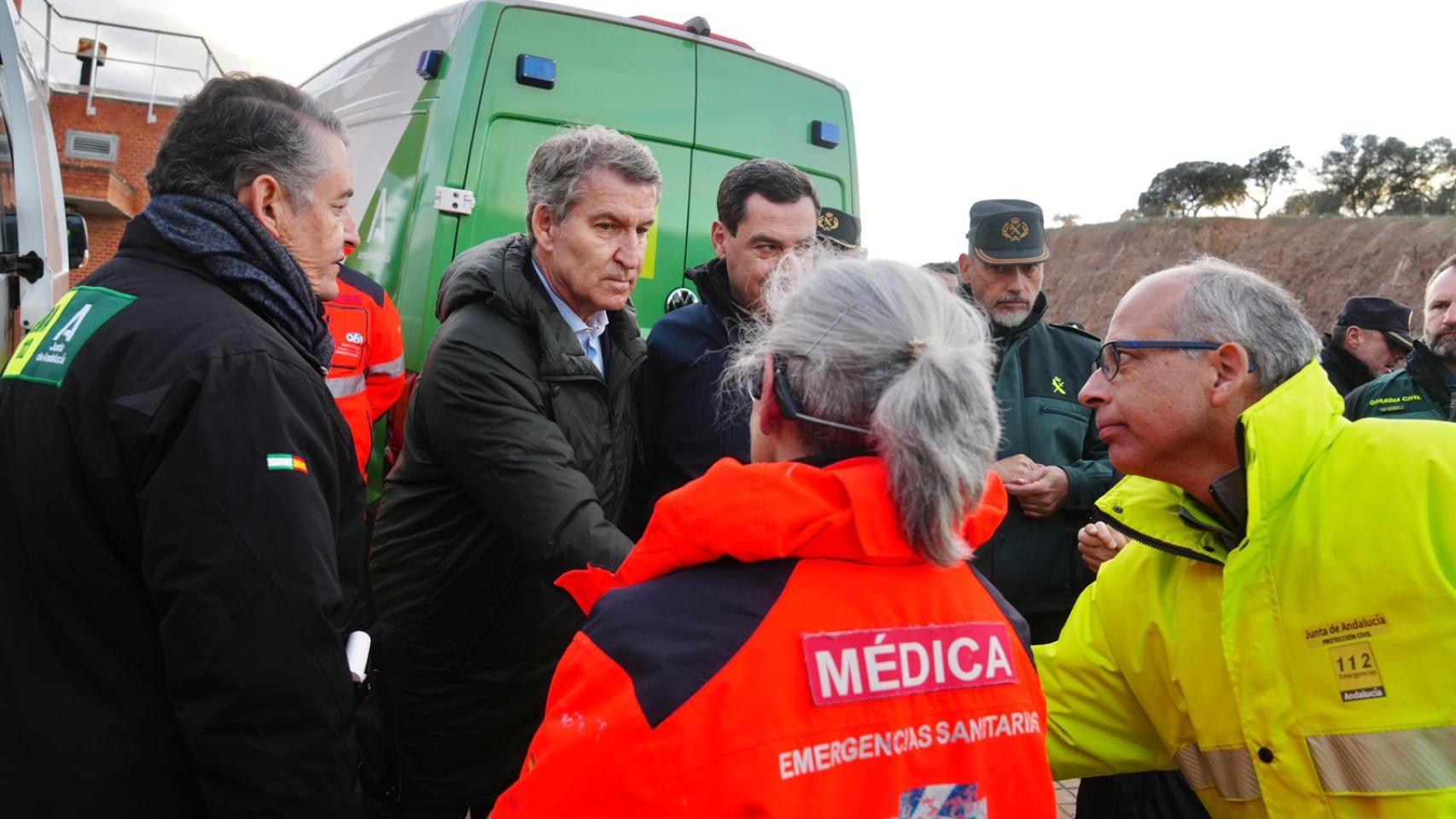 El presidente del PP, Alberto Núñez Feijóo, en su visita a Adamuz.
