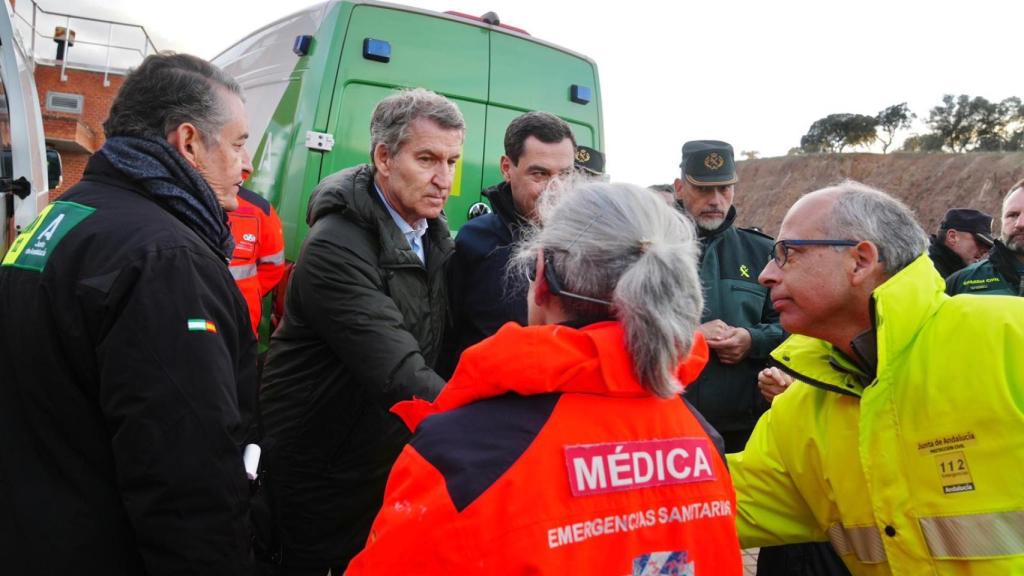 El presidente del PP, Alberto Núñez Feijóo, en su visita a Adamuz.