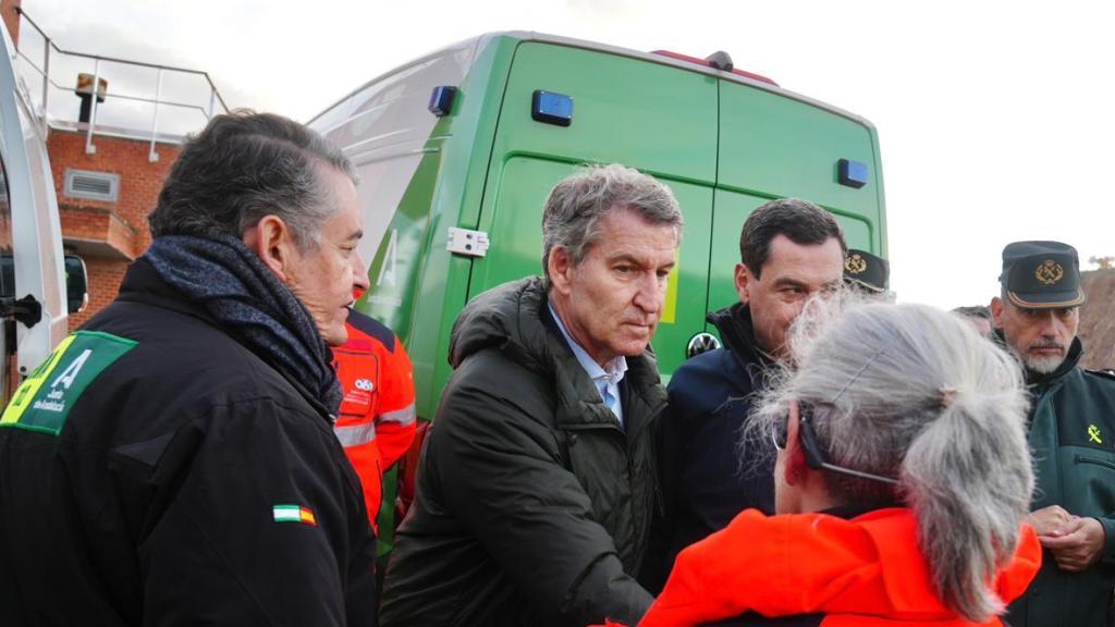 El presidente del PP, Alberto Núñez Feijóo, en su visita a Adamuz.