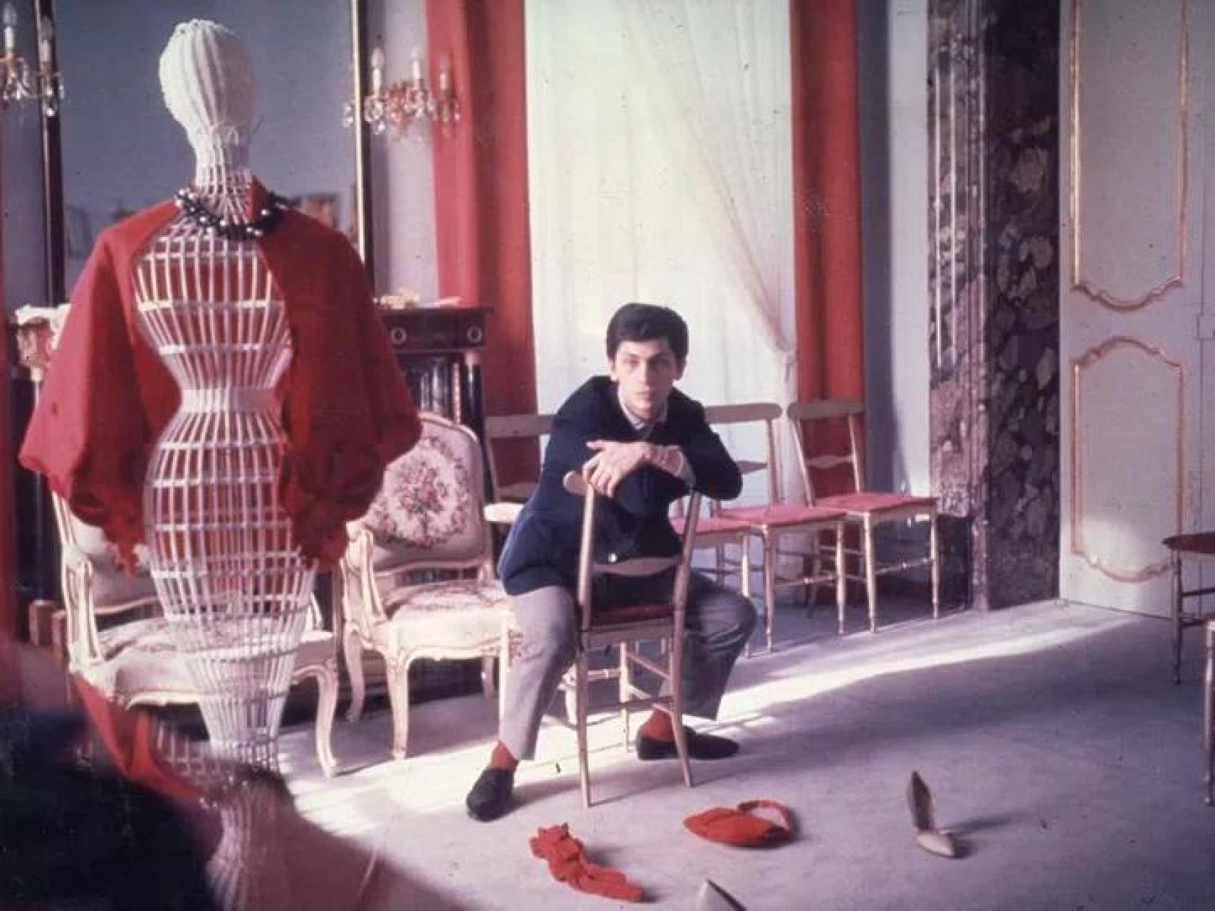 De la V como símbolo de lujo al 'rosso' eterno: las claves del universo Valentino que marcan su legado en la historia de la moda