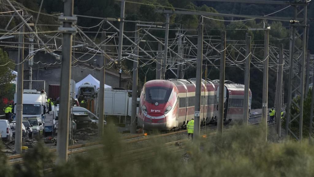 Imagen de la zona del accidente ferroviario con los convoyes de trenes siniestrados donde han comenzado los trabajos de recuperación de los mismos.