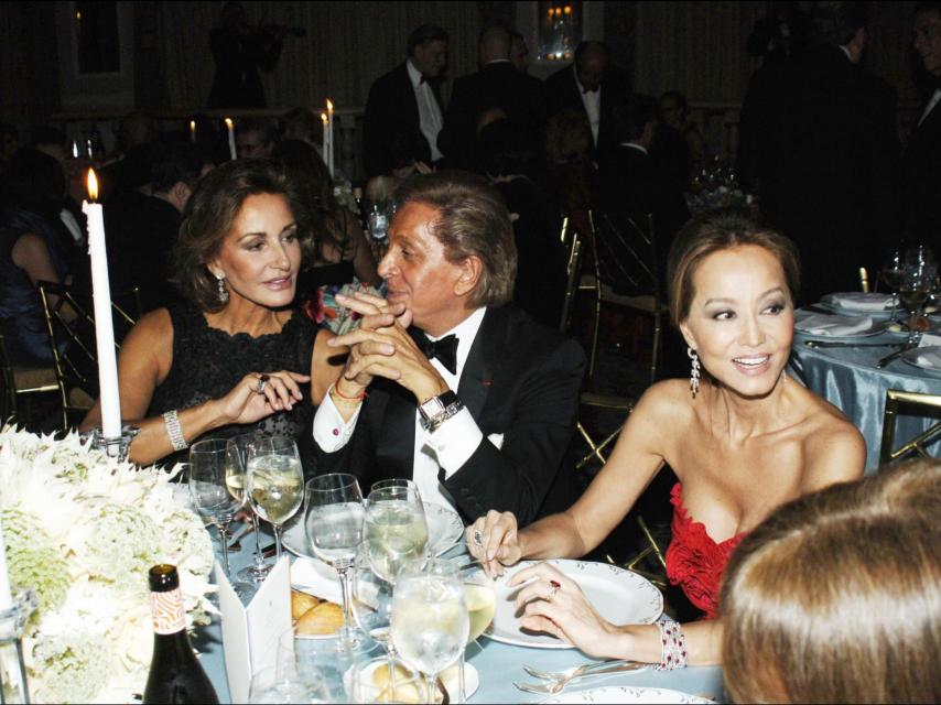 Valentino junto a Naty Abascal e Isabel Presyler, dos grandes amigas.