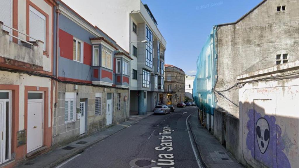 Calle Santa Tegra, a la altura del edificio que corre riesgo de derrumbe