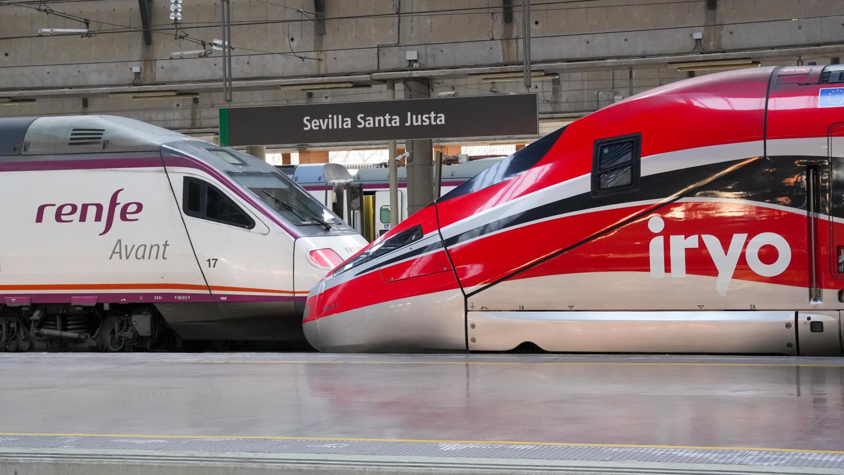 Un tren Iryo y un Avant parados en la estación de Santa Justa de Sevilla.