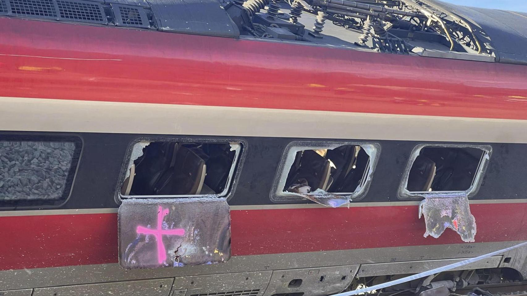 Vista del tren Iryo que descarriló ayer e impactó contra un Alvia.
